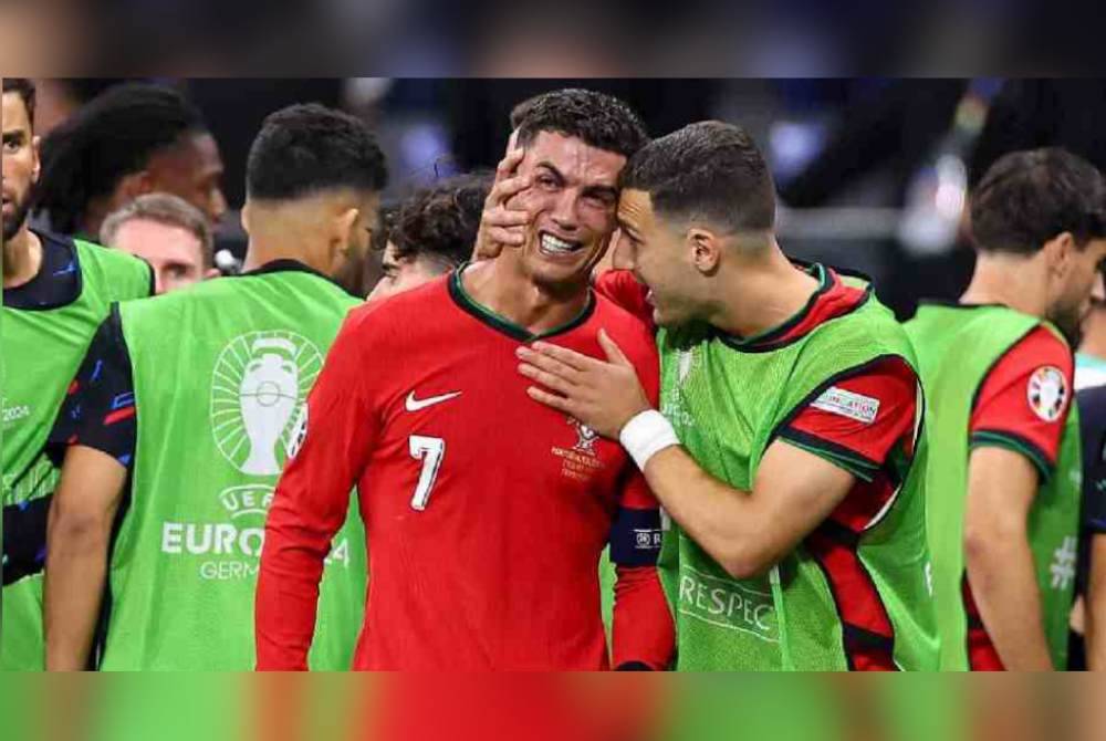 DRAMATIS : Kapten timnas Portugal Cristiano Ronaldo saat ditenangkan rekannya, usai gagal melakukan eksekusi penalti, dalam babak 16 besar EURO 2024.