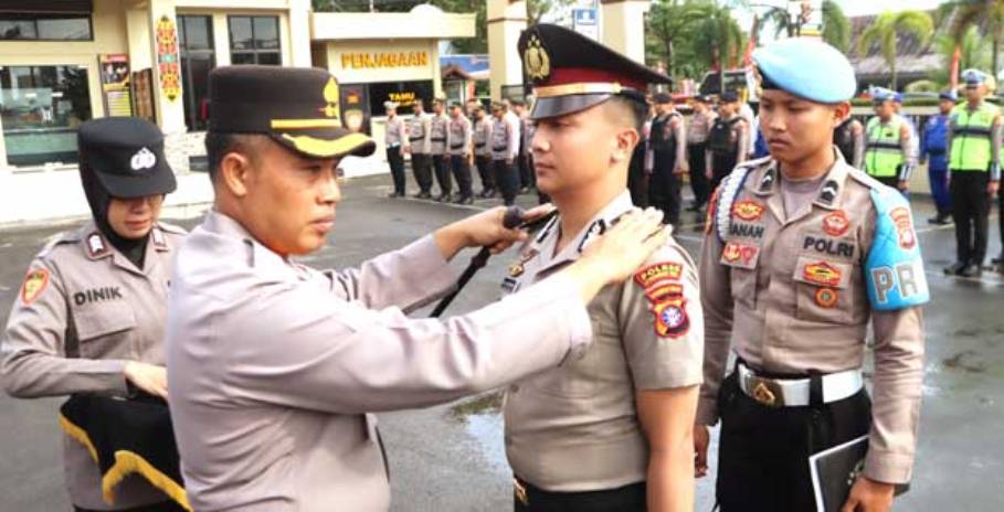 HUT BHAYANGKARA: Kapolres Kotim AKBP Sarpani memimpin upacara kenaikan pangkat anggotanya di Mapolres Kotim, baru-baru tadi. ISTIMEWA/RADAR SAMPIT