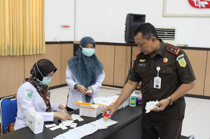 TES URINE : Jajaran Kejaksaan Tinggi Kalimantan Tengah (Kejati Kalteng) melakukan pemeriksaan narkoba melalui tes urine, Rabu (3/7). ISTIMEWA/RADAR PALANGKA