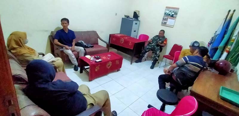 BERSERAGAM PNS: RPSW, 34, dan IA, 40, dimediasi bermasa di Balai Desa Sambiroto, Kecamatan Sooko, Selasa (2/7/2024). (Martda Vadetya/JPRM)