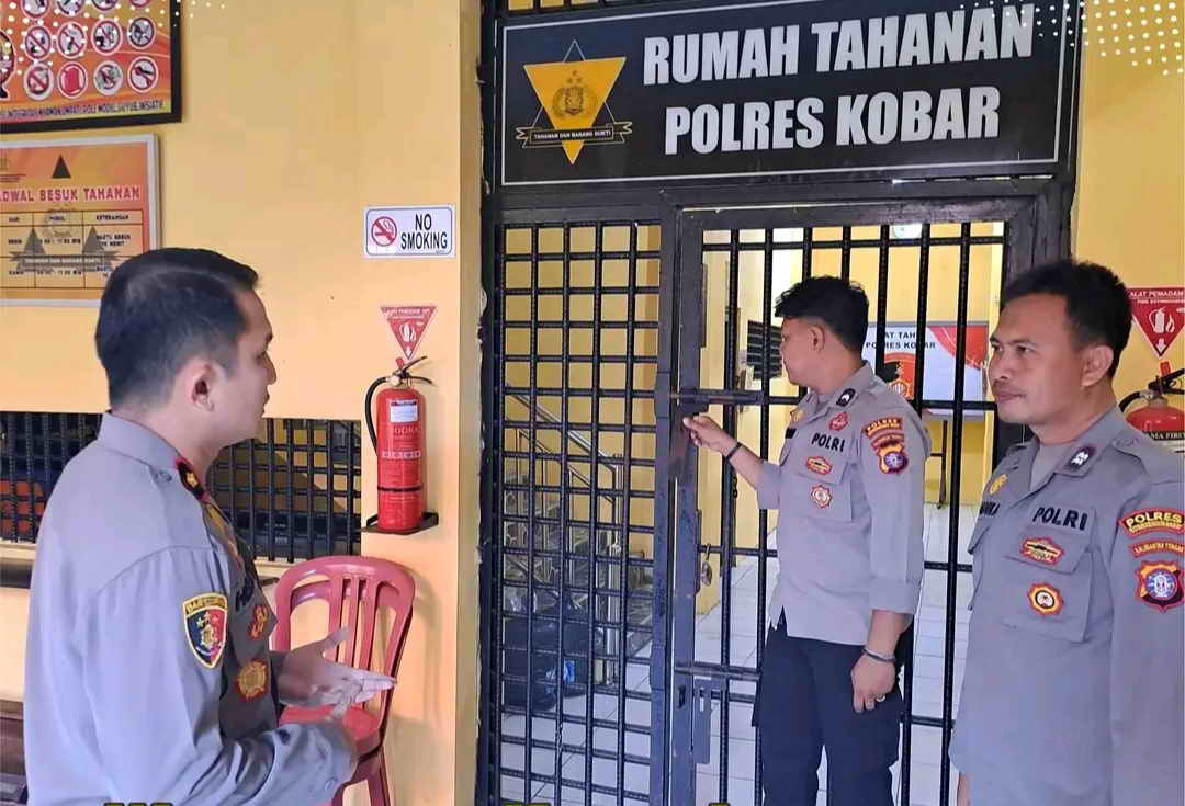 TAHANAN: Wakapolres Kobar Kompol Wilhelmus Helky mengecek ruang tahanan Mapolres Kobar, Jumat 5 Juli 2024.