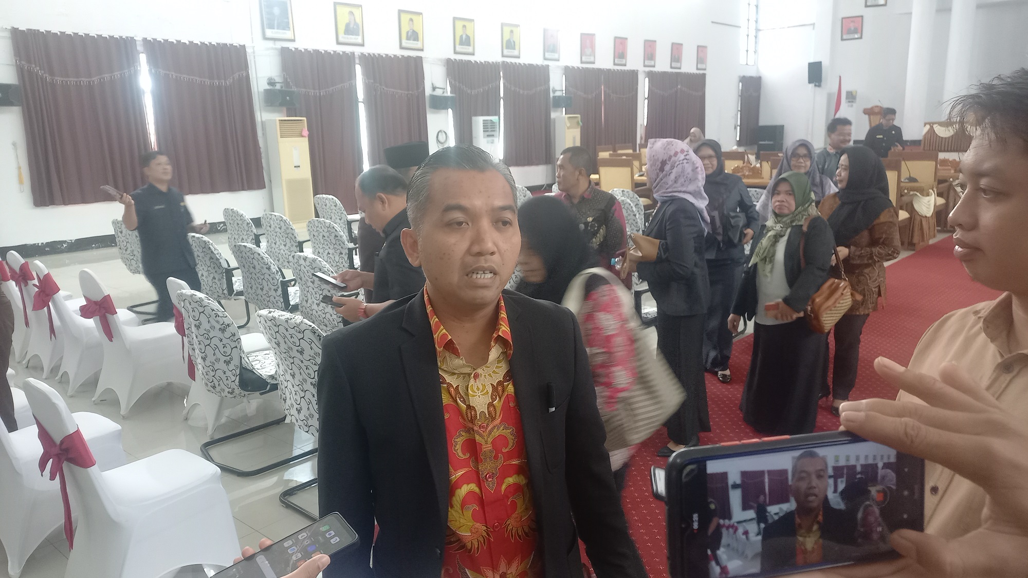 WAWANCARA: Ketua DPRD Seruyan Zuli Eko Prasetyo saat memberikan keterangan kepada wartawan, baru-baru tadi.