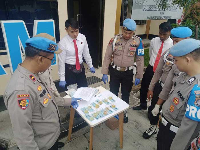 TES URINE : Personel Polresta Palangka Raya, Polda Kalteng melaksanakan tes urine, mencegah penggunaan narkoba, Senin (8/7). ISTIMEWA/RADAR PALANGKA