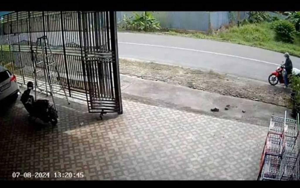 CURANMOR: Pelaku pencurian tertangkap kamera CCTV saat membawa kabur motor milik kurir di Jalan Kembali, Sampit, Senin (8/7) siang. TANGKAPAN LAYAR/RADAR SAMPIT