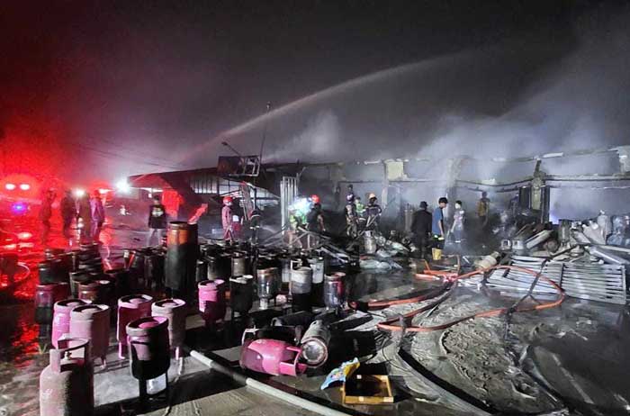GEGERKAN WARGA: Sejumlah toko di Jalan Tjilik Riwut km 8 yang terbakar habis dan tengah dipadamkan petugas pemadam, Senin (8/7).