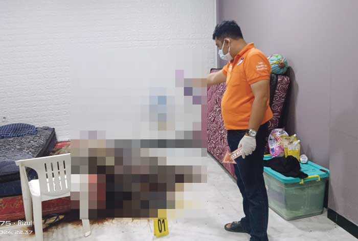 MEMBUSUK: Temuan jenazah laki-laki yang meninggal di rumahnya di Jalan Sawit Raya II, Kecamatan MB Ketapang, Sampit, Minggu (7/7) malam, menggegerkan warga setempat.