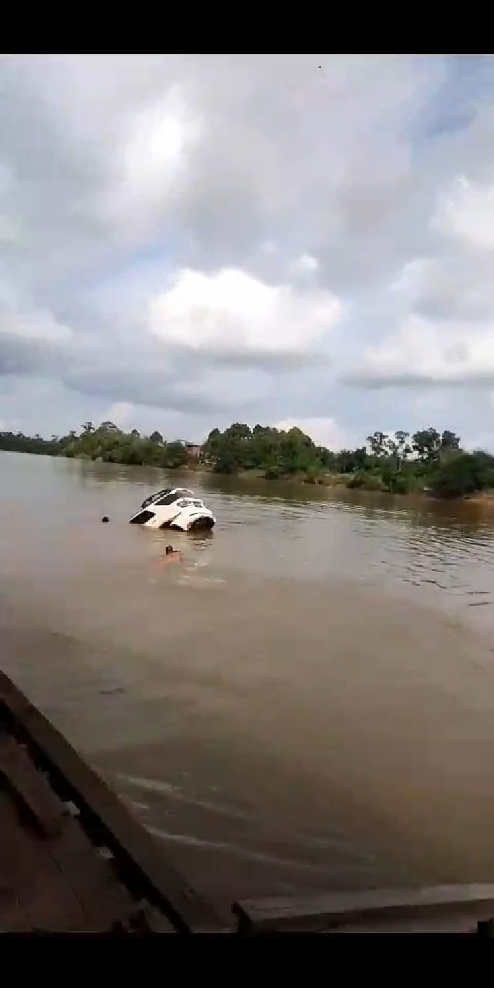 MOBIL TERCEBUR: Salah satu insiden kecelakaan feri penyeberangan di DAS Katingan, beberapa waktu lalu.