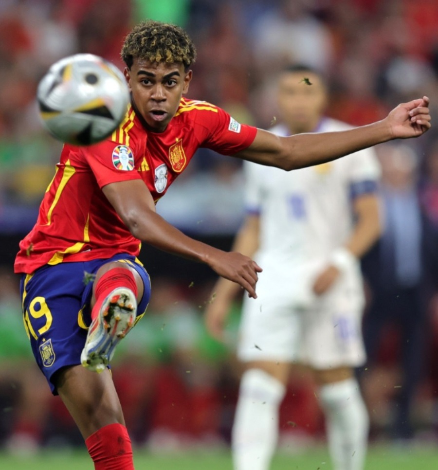 CETAK GOL : Pemain timnas Spanyol Lamine Yamal saat melesakkan bola ke arah gawang timnas Prancis, dalam laga semifinal EURO 2024, Rabu (10/7) dini hari.