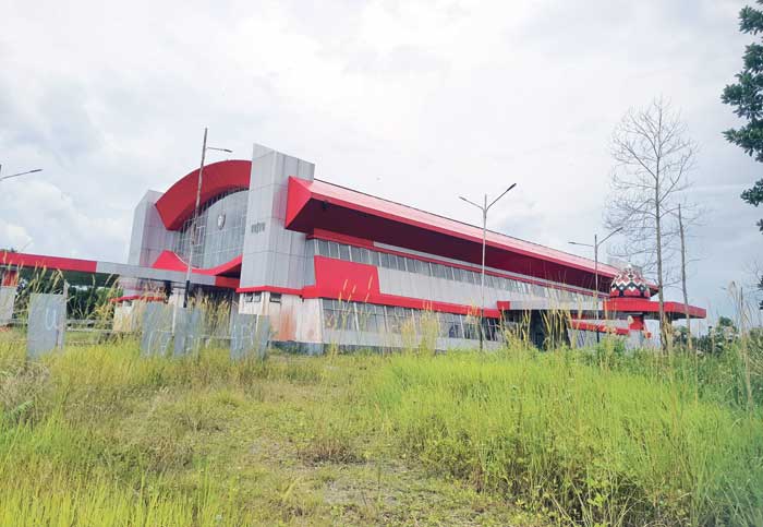 TERBENGKALAI: Kondisi bangunan gedung expo yang terbengkalai bertahun-tahun di Jalan Tjilik Riwut, Selasa (9/7).