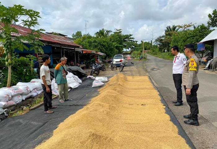 IMBAU PETANI: Aparat Polsek Seruyan Hilir saat menyambangi petani di Kampung Mahang, Kelurahan Kuala Pembuang I, Kecamatan Seruyan Hilir, Rabu (10/7).