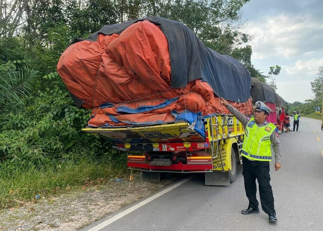 PATROLI: Anggota Sat Lantas polres Lamandau memberikan teguran kepada pengendara dengan muatan over kapasitas  atau over dimension over loading (ODOL).