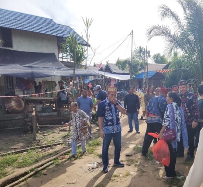 Suasana puncak acara ritual tiwah, di Desa Tangki Dahuyan, Kecamatan Manuhing Kabupaten Gumas, baru-baru tadi.