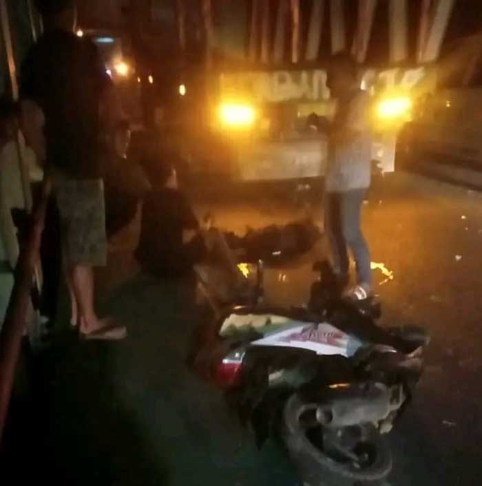CELAKA :  Kondisi tempat kejadian perkara (TKP) kecelakaan antara sepeda motor dan truk di Jembatan Pulau Petak, Kuala Kapuas, Minggu (14/7) tengah malam. WARGA FOR RADAR SAMPIT