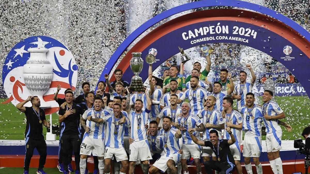 Piala Copa America 2024 yang kembali diraih Argentina setelah mengalahkan Kolombia di final,  (15/7).