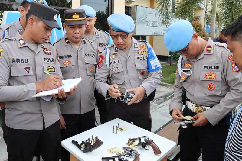 PEMERIKSAAN : Secara mendadak Seksi Propam (Sipropam) Polresta Palangka Raya memeriksa senjata api dinas internal kesatuan di Mapolresta Palangka Raya, Selasa (16/7). DODI/RADAR PALANGKA