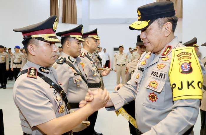 SERTIJAB : Kapolda Kalteng, Irjen Pol Djoko Poerwanto memberikan ucapan selamat kepada pejabat utama dan empat Kapolres yang Sertijab, Rabu (17/7). ISTIMEWA/RADAR PALANGKA