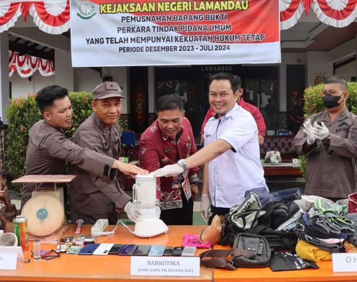 DIMUSNAHKAN: Kejaksaan Negeri Lamandau memusnahkan barang bukti tindak pidana yang berkekuatan hukum tetap, Kamis (18/7). RIA MEKAR ANGGREANY/RADAR SAMPIT