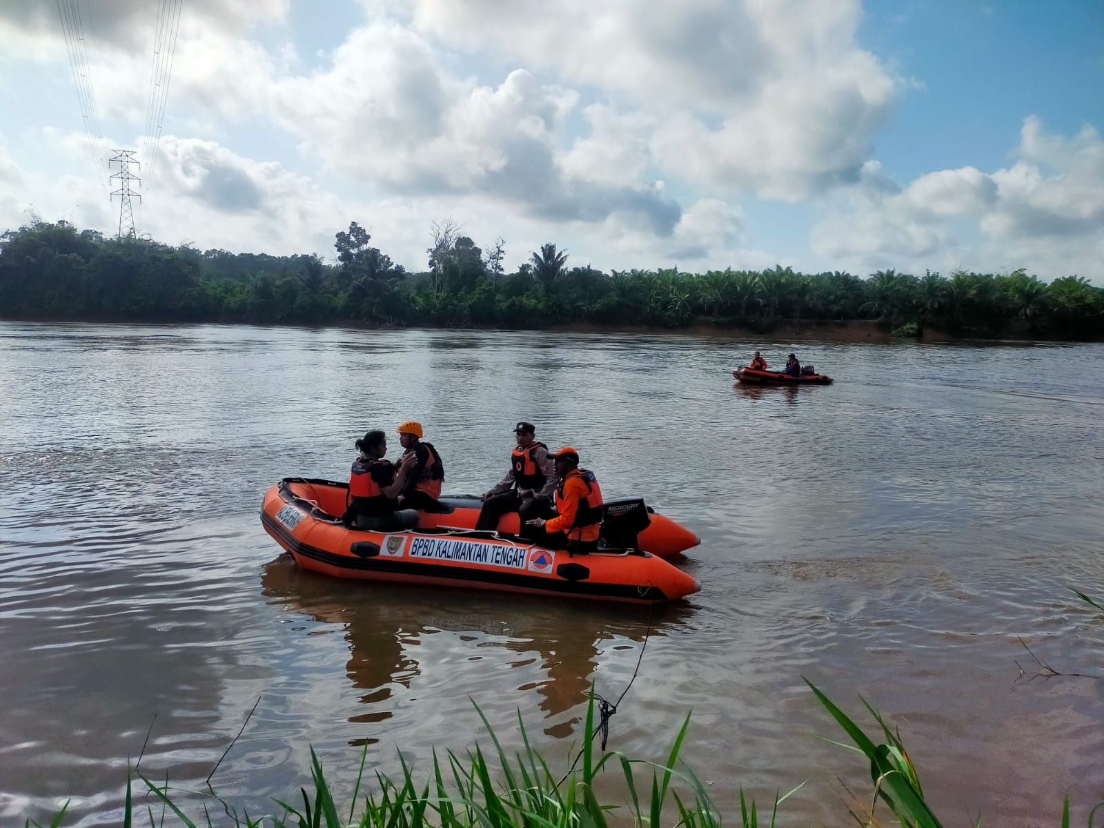 Proses pencarian seorang anak yang  tenggelam di Sungai Seruyan, sekitar Desa Tanjung Hara, Kecamatan Danau Seluluk, belum lama tadi.