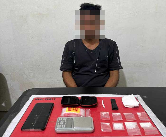 PENGEDAR SABU : Yusis Sanjaya alias Osis (39) bersama barang bukti narkoba diamankan di Mapolres Palangka Raya. ISTIMEWA/RADAR PALANGKA