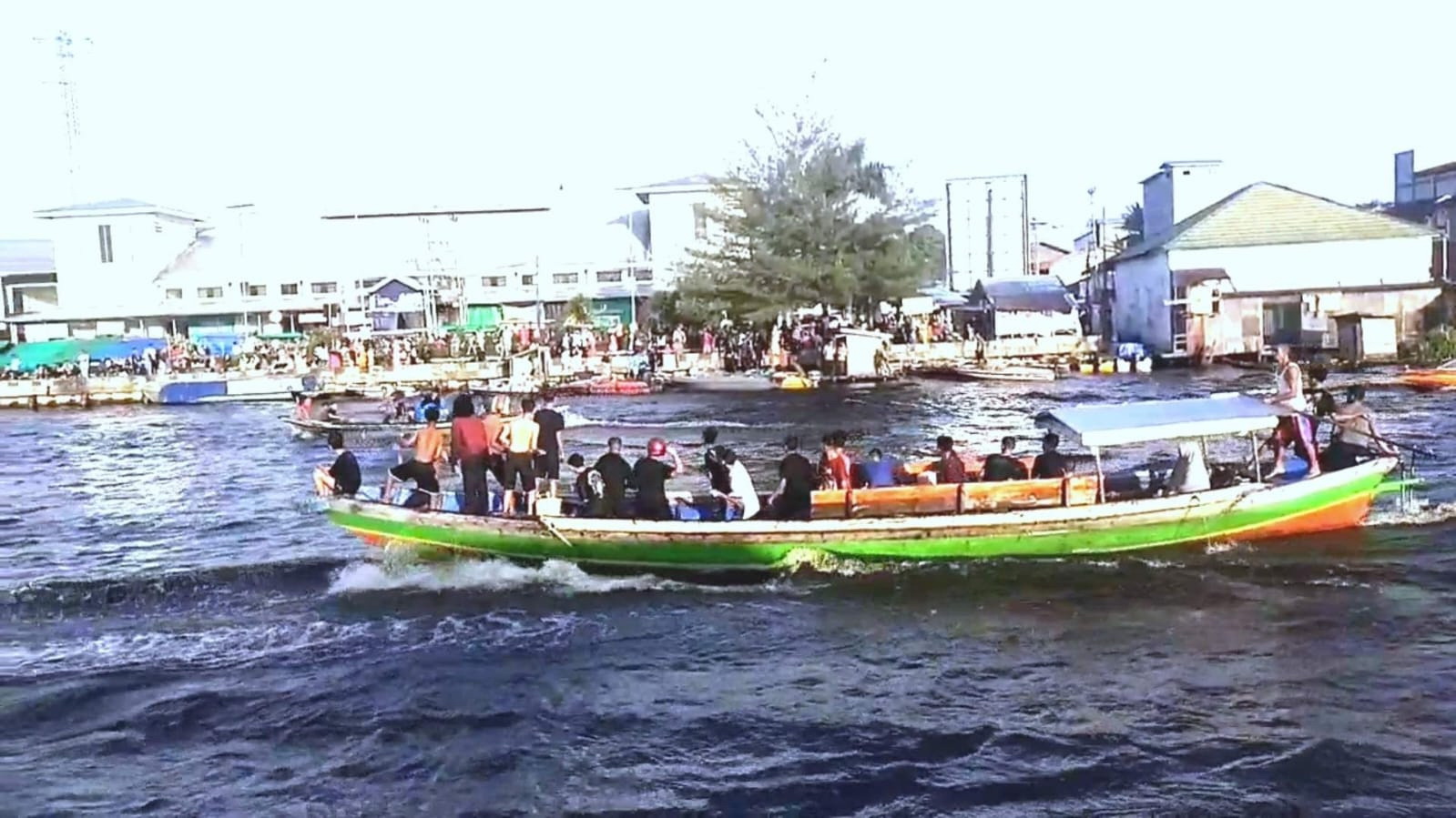 REKREASI: Sejumlah warga menikmati pemandangan dengan susur Sungai Jelai menggunakan perahu.