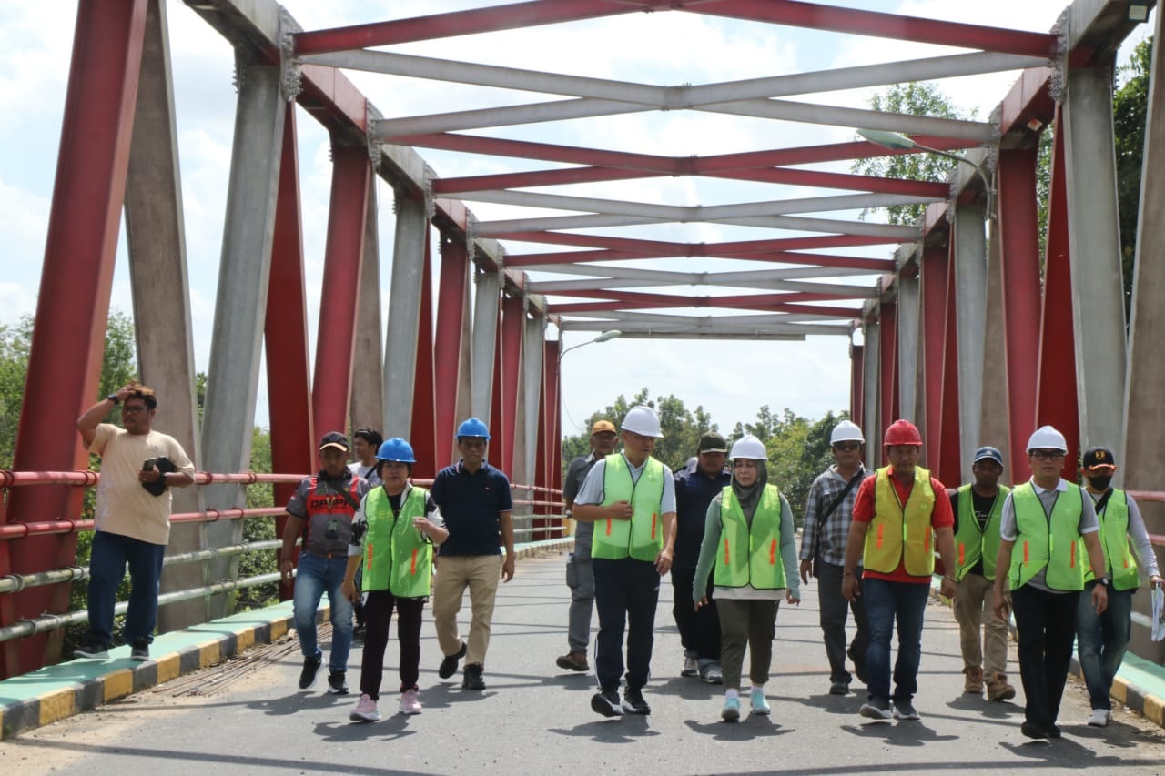 INSPEKSI: Pj Bupati Nunu Andriani bersama jajaran Pemkab Pulpis saat meninjau rehabilitasi jembatan Djanias Djangkan, Jumat 19/7 pagi.