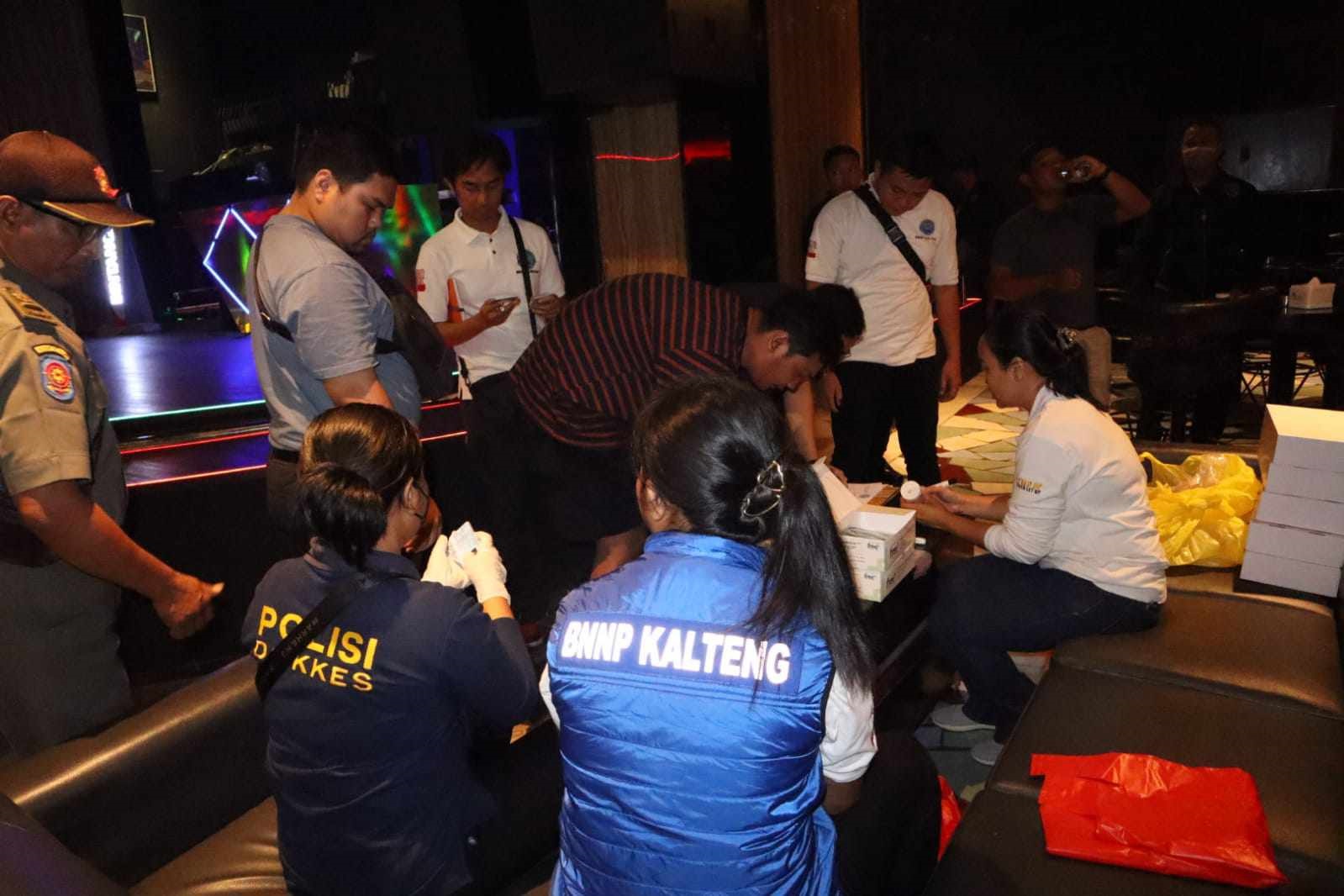 PATROLI : Kegiatan cipta kondisi dari aparat gabungan di sejumlah THM di Palangka Raya beberapa waktu lalu.