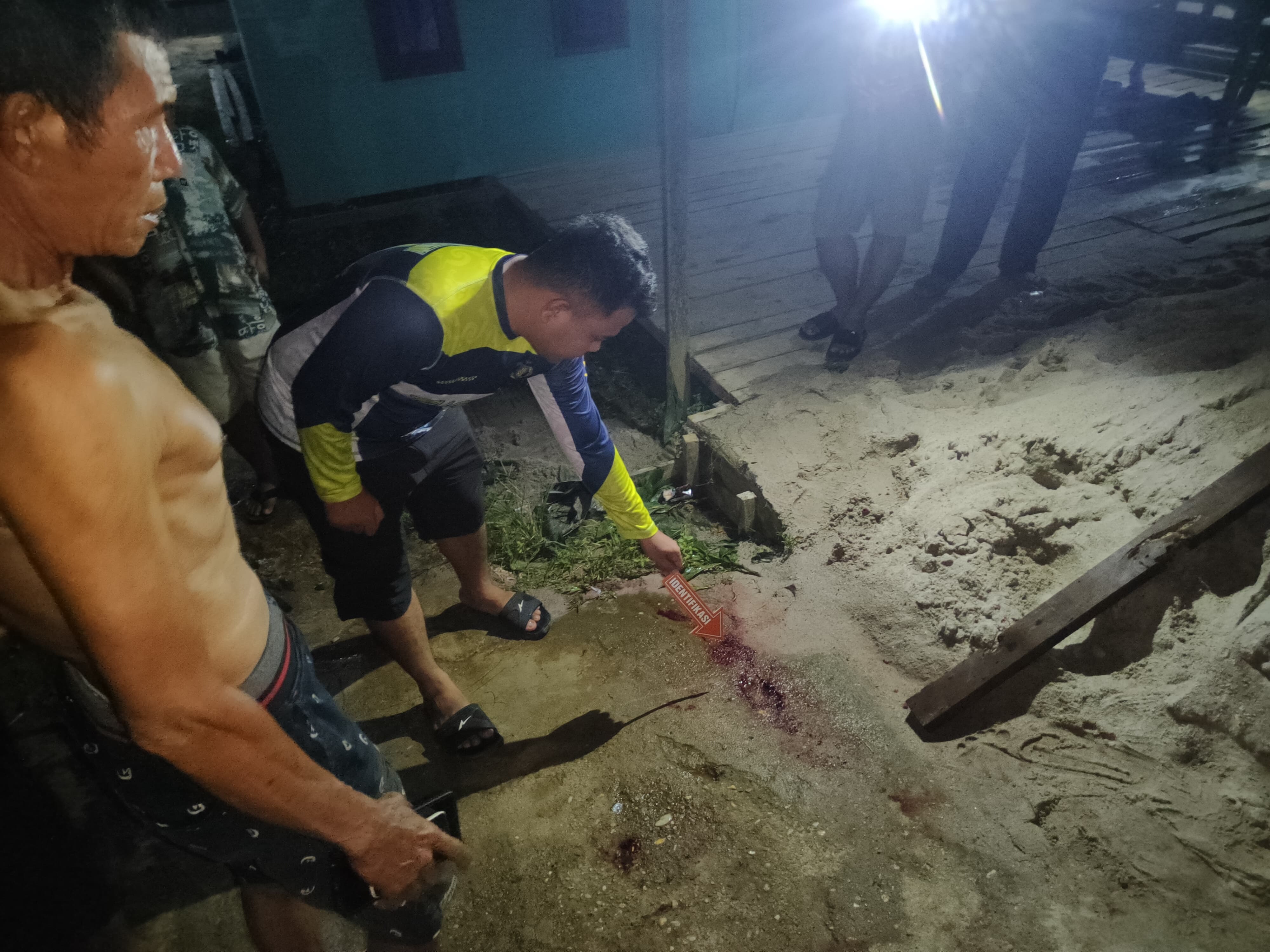 OLAH TKP: Petugas Polsek Katingan Tengah ketika memeriksa tempat kejadian penganiayaan berat di Desa Tumbang Samba, baru-baru ini.