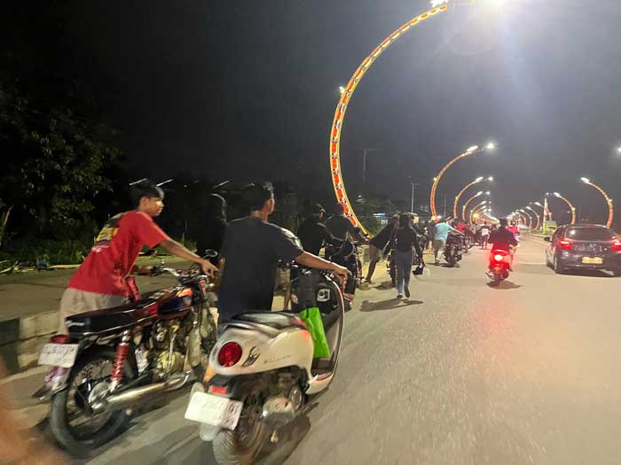 MERESAHKAN: Puluhan pelaku balap liar digiring ke Mapolsek Baamang, Sabtu (20/7) malam. ISTIMEWA/RADAR SAMPIT