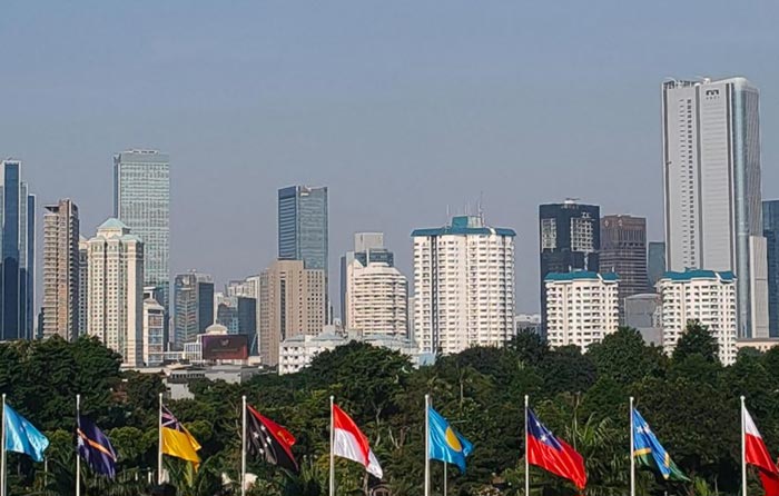 SIAP: Sekretariat Jenderal (Setjen) DPR RI melakukan pengibaran bendera dari 16 Negara Pasifik di halaman depan gedung DPR RI, pada Selasa (16/7/2024).