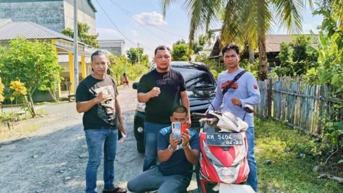 JAMBRET : Pelaku penjambretan (jongkok) bersama barang bukti diamankan personel Satreskrim Polres Kapuas. ISTIMEWA/RADAR SAMPIT