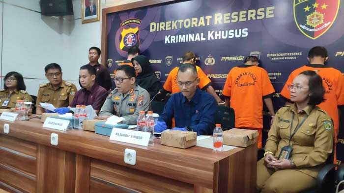 GELAR KASUS : Kabid Humas Polda Kalteng Kombes Pol Erlan Munaji jumpa pers kasus dugaan tindak pidana di bidang Informasi dan Transaksi Elektronik (ITE) di Mapolda Kalteng, Selasa (23/7). ISTIMEWA