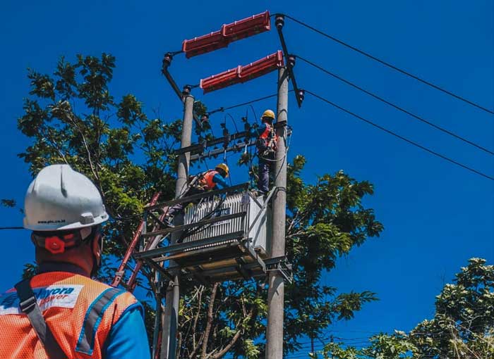 TERUS KOMITMEN : Petugas PLN secara rutin melakukan pemeliharaan infrastruktur untuk menjaga keandalan pasokan listrik bagi masyarakat.ISTIMEWA/RADAR SAMPIT