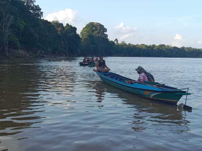 KECELAKAAN DI SUNGAI: Tim gabungan ketika melakukan pencarian terhadap korban tenggelam dari warga Desa Telaga, Kecamatan Kamipang,  Kabupaten Katingan, Kamis (25/7).ISTIMEWA/RADAR SAMPIT