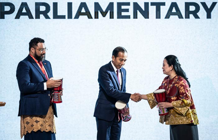 PEMBUKAAN: Presiden Joko Widodo (kiri) berjabat tangan dengan Ketua DPR Puan Maharani (kanan) disaksikan Ketua Majelis Legislatif Tonga Fatafehi ​​Fakafanua (kiri) usai membuka Sidang ke-2 IPPP.