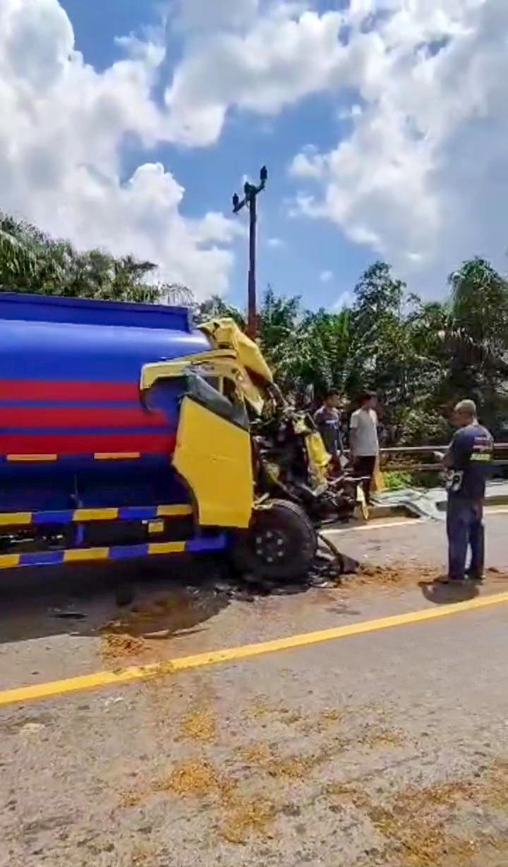 RINGSEK: Kondisi parah depan truk bermuatan CPO bekas tabrakan berhadapan dengan sebuah truk dump, yang terekam ponsel warga.