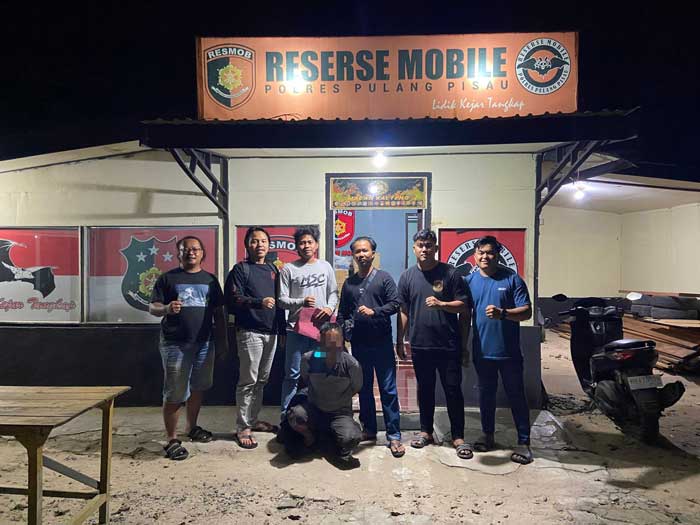 TANGKAP : Tim Resmob Polres Kotim berhasil menciduk sopir truk, pelaku penggelapan 2,3 ton kernel di tempat persembunyian di Kabupaten Pulang Pisau, Kamis (25/7) malam. ISTIMEWA/RADAR SAMPIT