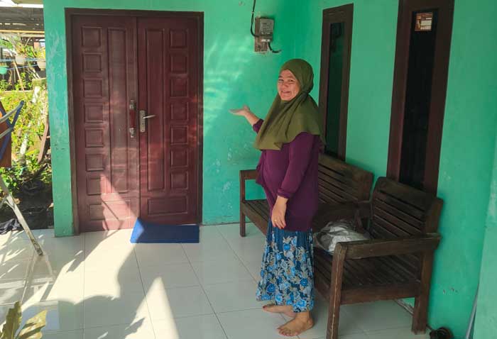 MERESAHKAN : Seorang ibu rumah tangga menunjukkan pintu rumahnya yang diketuk di Jalan Pendawa, Kecamatan MB Ketapang, Sampit, Jumat (26/7). FAHRY/RADAR SAMPIT