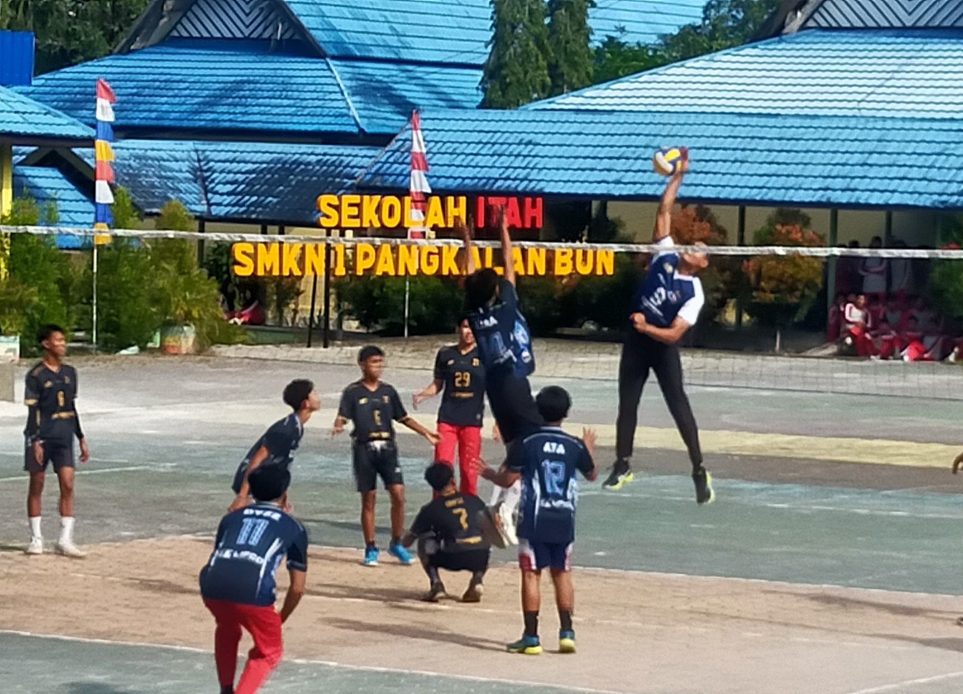 EKSEBISI : Atlet voli Proliga Sandy Akbar, saat bermain bersama sejumlah atlet voli pelajar SMKN 1 Pangkalan Bun, (26/7)