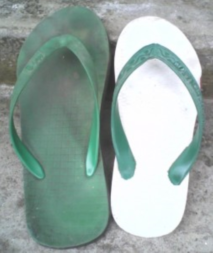 BEDA TAPI SAMA: Sandal sisian beda warna yang biasa kita temukan di rumah kos dan pesantren. Avepress.com