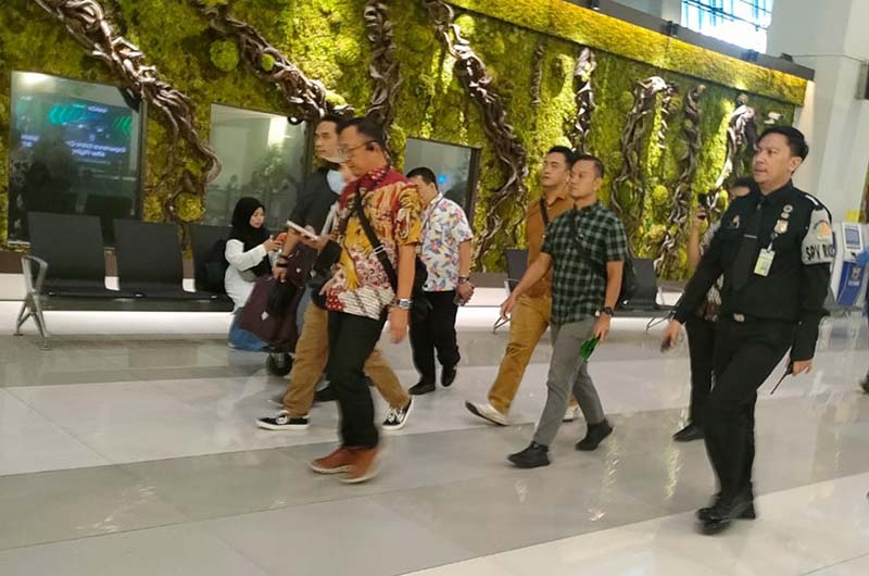 DUGAAN KORUPSI: Ujang Iskandar saat diamankan Tim Tabur Kejagung di Terminal 3 Bandara Soekarno-Hatta, Jumat (26/7/2024) (Istimewa)