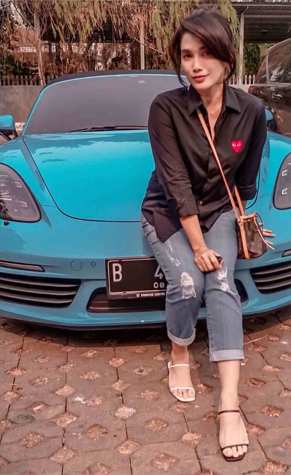 MISSMATCHED SHOES: Ussy membagikan potret saat berpose dengan sandalnya yang beda warna. Instagram/Ussypratama.