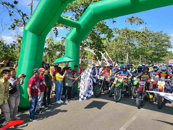 TOURING: Pelepasan peserta Kapuas Trail Adventure II 2024 di depan GPU Manggatang Tarung,  Kuala Kapuas.