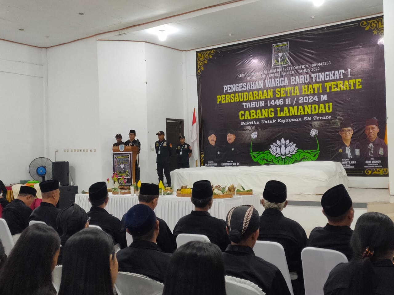 RESMI: Anggota PSHT Cabang Lamandau saat mengikuti Pengesahan warga baru tingkat I yang digelar di aula mess desa, Kecamatan Bulik, Sabtu (27/7) malam.