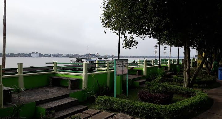 Tempat rekreasi tepian Sungai Kapuas sumber. (Google Maps)