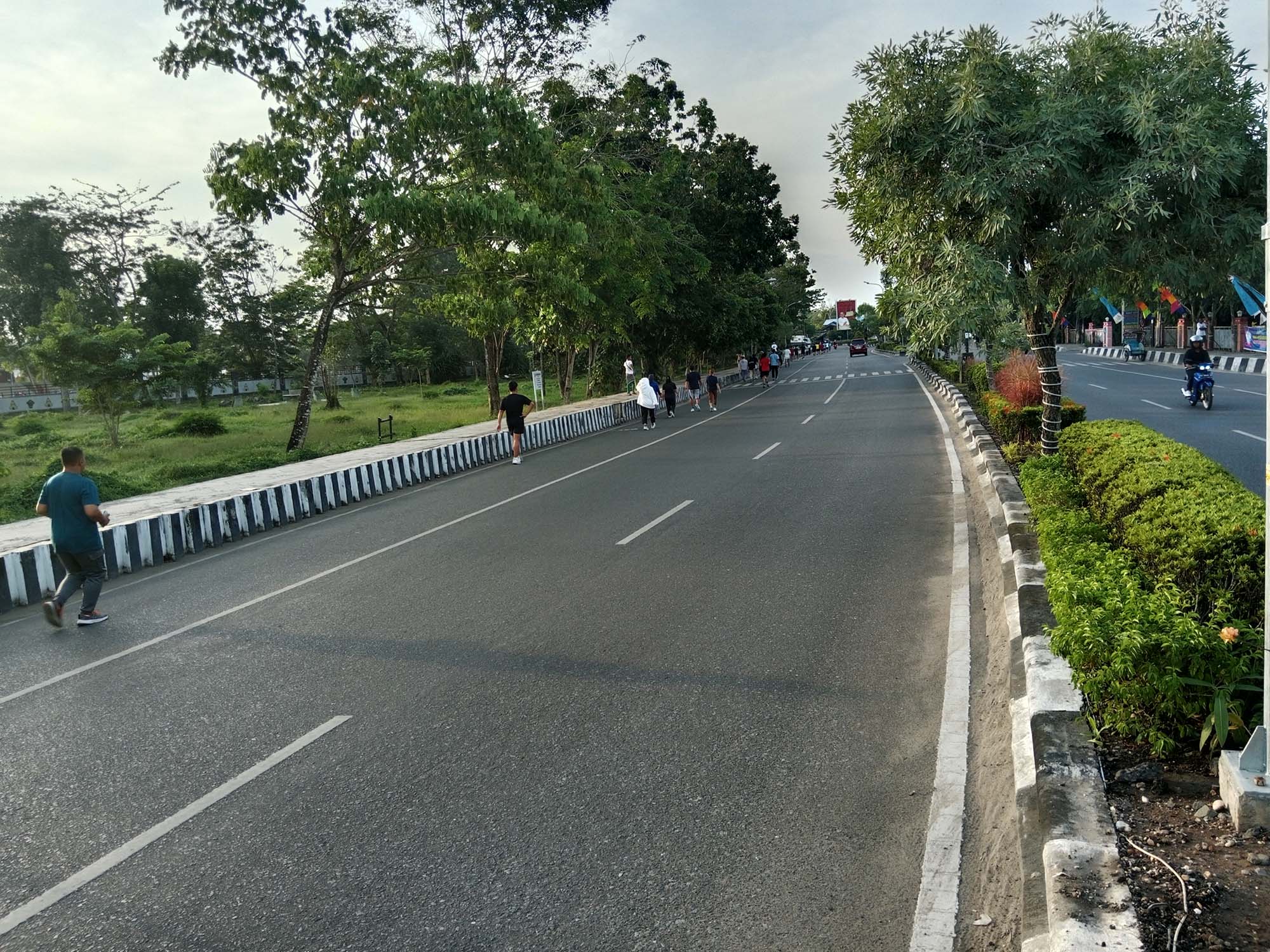 Kawasan Stadion Panunjung Tarung, Kuala Kapuas yang dipenuhi warga berolahraga. (Sabrianoor/Radar Sampit)