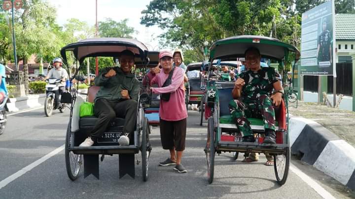 Becak dan Warga di Kuala Kapuas. (Fb.Ahmad Zaini)