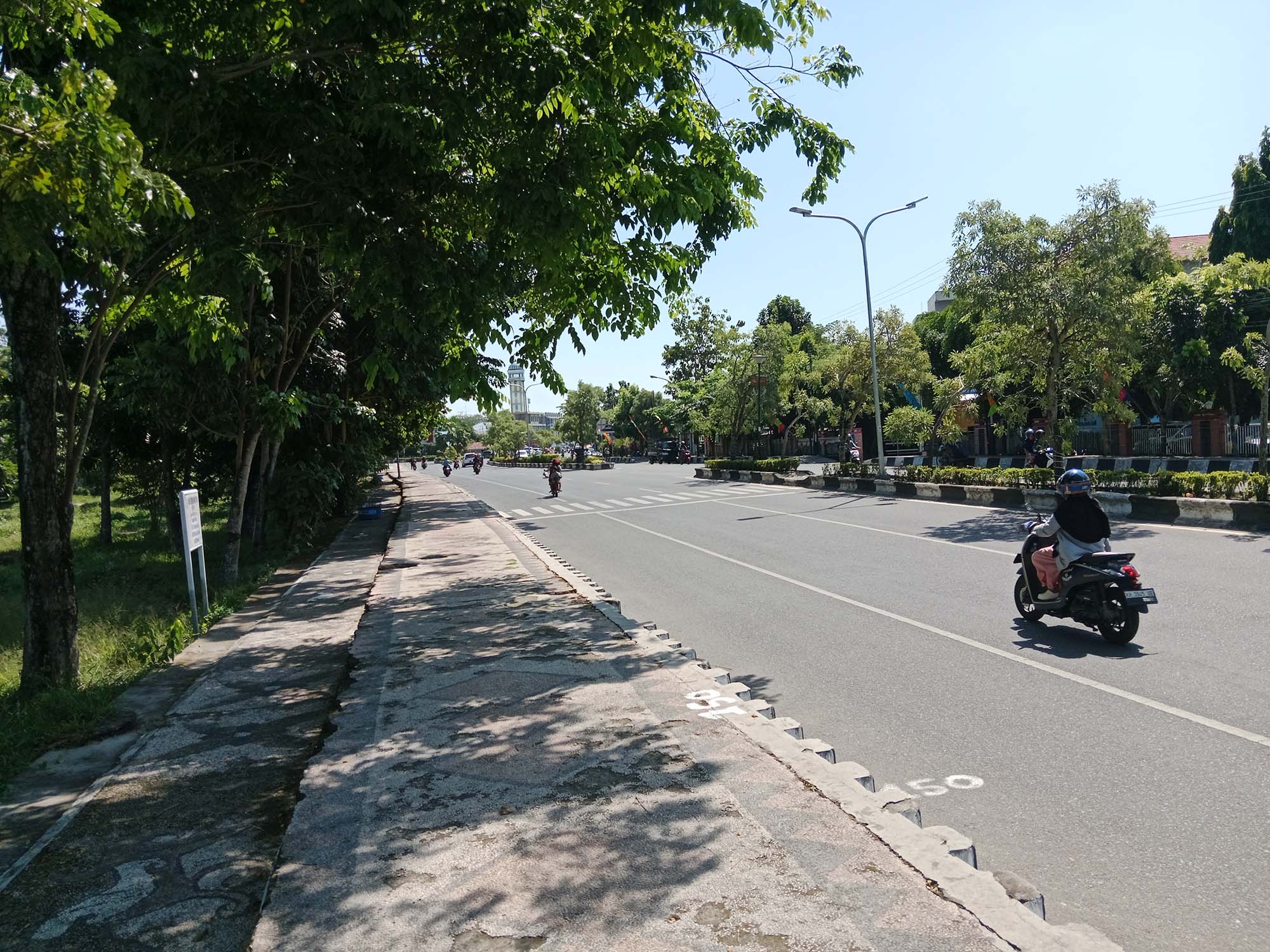 Sudut Jalan Tambun Bungai, Kota Kuala Kapuas yang dipenihi pepohonan. (Sabrianoor/Radar Sampit)