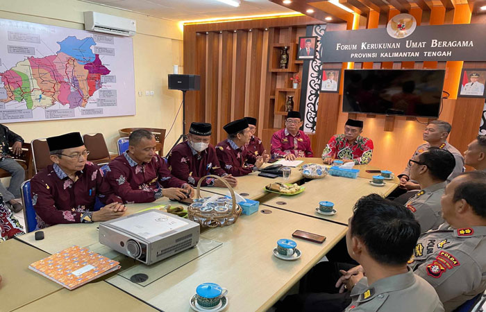 SILATURAHMI: Jajaran Polda Kalimantan Tengah menyambangi dan bersilaturahmi bersama FKUB Kalteng, Rabu (31/7/24). DODI/RADAR PALANGKA