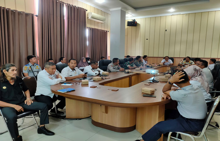 Suasana rapat persiapan penyelenggaraan laga sepak bola eksebisi antara pemain  asing versus pemain Sampit Selection, Rabu (31/7).