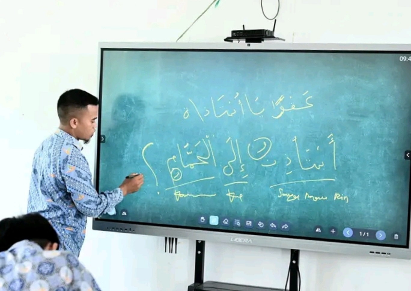 DIGITALISASI: Seorang Pengajar di SMPIT Al Amin Kuala Kapuas ketika mengajar menggunakan IFPD.